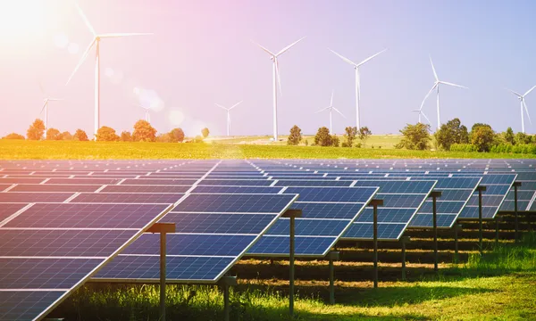Landschaft mit Wind- und Solarkraftanlagen.